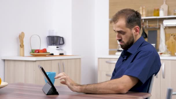 L'uomo naviga sul web su un tablet PC digitale — Video Stock