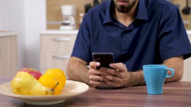 Bir akıllı telefon kullanan adam yakın çekim