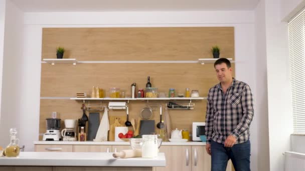 Portrait of mature man in the kitchen smiling — Stock Video