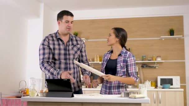 Ζευγάρι στο σπίτι ψάχνει για την συνταγή για ψηφιακό tablet Pc οθόνη — Αρχείο Βίντεο