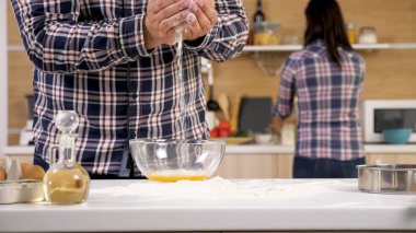 Kocası karısını uzakta ararken un ile eğleniyor