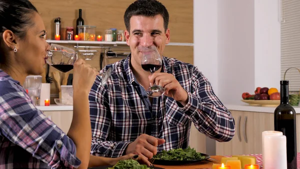 Ehemann erzählt seiner Frau eine lustige Geschichte aus dem Moment, als er nur ein kleiner Junge beim Abendessen war — Stockfoto