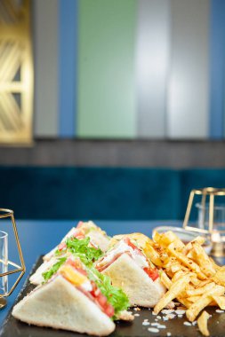 Nefis salamlı sandviç taze sebze ile