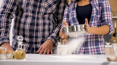 Mutlu genç çift modern mutfak hazırlarken kapalı eğlence var. Sonsuza kadar beraber