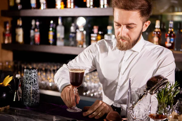 Barman haciendo bebida de café con alcohol —  Fotos de Stock