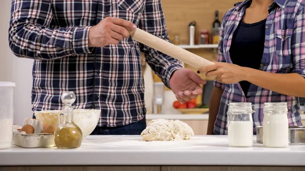 Joven hombre horneando algo dulce para él y su esposa — Foto de Stock