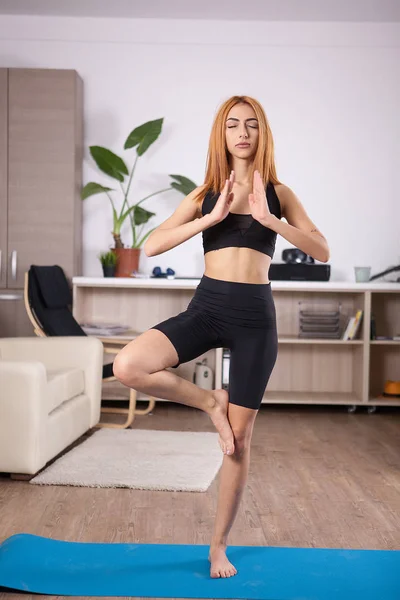 Ragazza bionda rilassante il suo corpo e la mente in Tree yoga posa . — Foto Stock