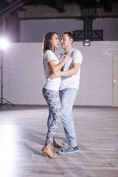 Танцевальные классы свидетельствуют о страсти партнеров по кизомбе . — стоковое фото
