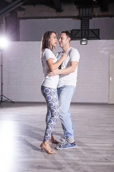 Aula de dança testemunha a paixão de parceiros de kizomba . — Fotografia de Stock