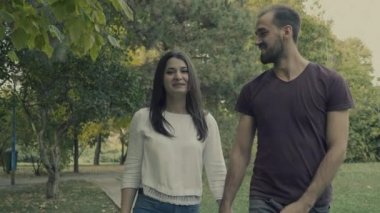 Çift el ele parkta yürüyüş