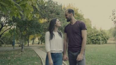 Aşk genç çift birlikte sonbahar parkta yürüyüş