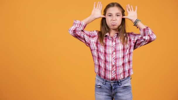 Menina bonita fazendo caras bobas e felizes — Vídeo de Stock