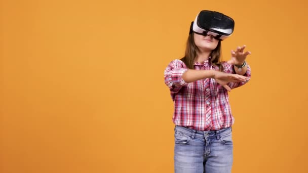 Junges Mädchen trägt ein Virtual-Reality-Headset — Stockvideo