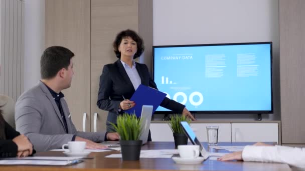 Zakenvrouw Presenteert Geanimeerde Grafieken Aan Collega Vergaderzaal Dolly Schuifregelaar Beelden — Stockvideo