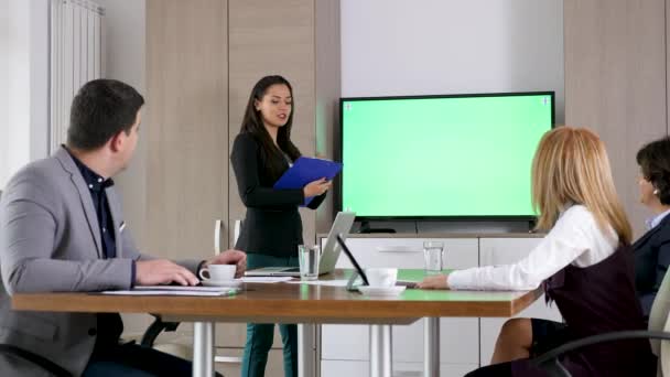 Mulher de negócios bonita na frente da TV tela verde — Vídeo de Stock