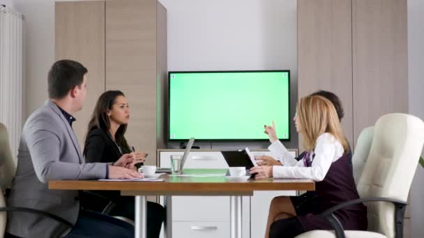 Equipo de negocios en sala de conferencias — Vídeo de stock