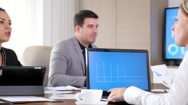 Zakenvrouw in gesprek met haar collega vergaderruimte — Stockvideo