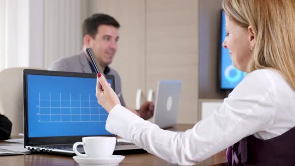 Empresária em sala de conferências olhando para o telefone — Vídeo de Stock