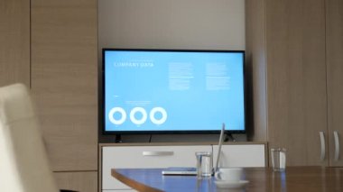 Büyük ekran Tv boş iş toplantı salonu
