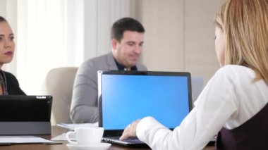 Bir mavi renk ekran ile dizüstü bilgisayar