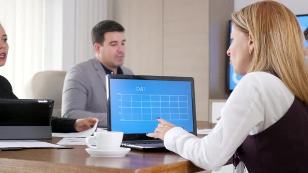 Affärskvinna i mötesrum med en bärbar dator framför — Stockvideo