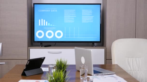 Primer plano de la sala de reuniones de negocios vacía con Big TV y datos animados — Vídeos de Stock