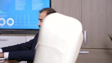 Konferans odasında çalışma iş adamı