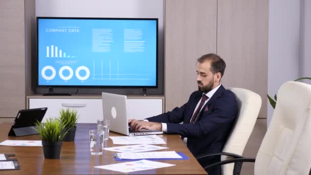 Geschäftsmann tippt auf Laptop — Stockvideo