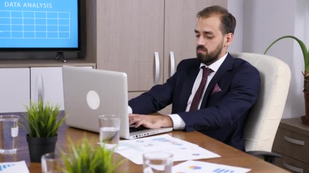 Empresario en sala de reuniones — Vídeo de stock