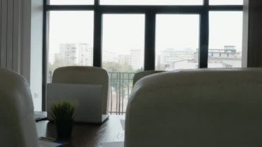 Boş toplantı salonu ile büyük pencereler