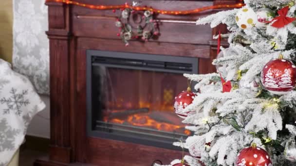 Árbol de Navidad y chimenea — Vídeos de Stock