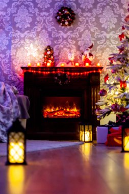 Noel oturma odasında şömine, bayram aydınlatma ile.