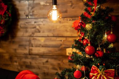 Noel arifesinde güzel süslemeleri ile Noel ağacı.