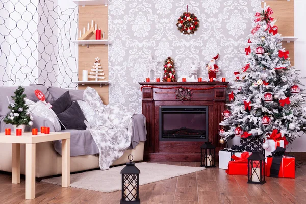 Hermoso interior de Navidad con chimenea y abeto . — Foto de Stock