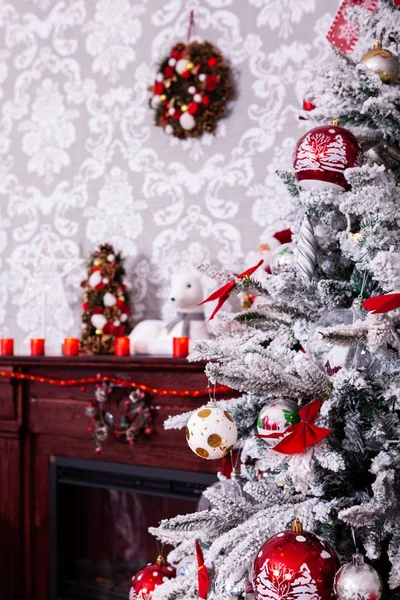 Noel ağacıyla süslenmiş güzel holdiay odası. — Stok fotoğraf