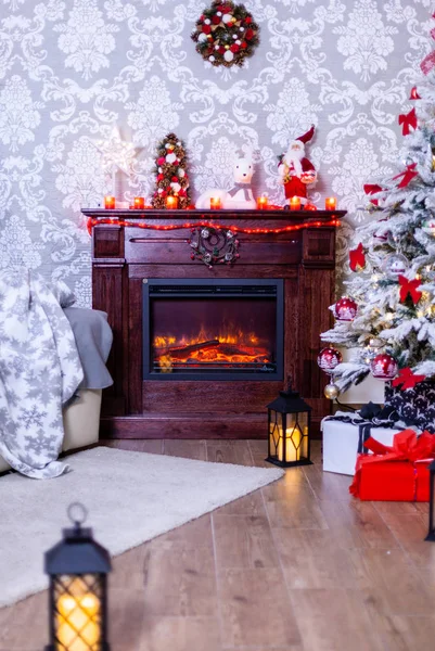 Acogedor interior de Navidad de chimenea y árbol de Navidad —  Fotos de Stock