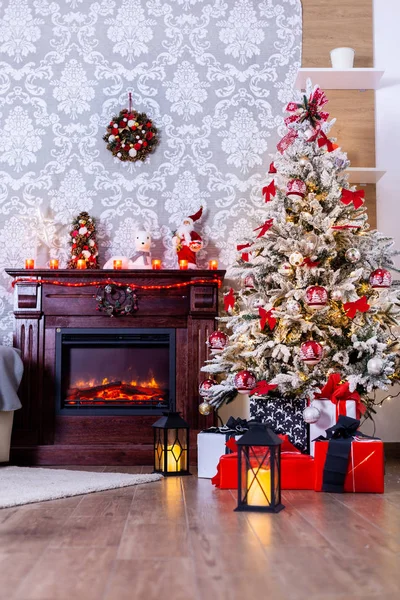 Regali colorati sotto l'albero di Natale in camera decorata — Foto Stock