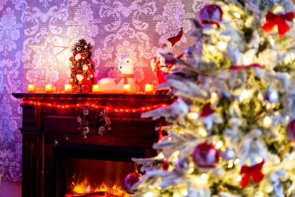 Weihnachtsfreude in der Nähe der Wärme des Kamins. — Stockfoto