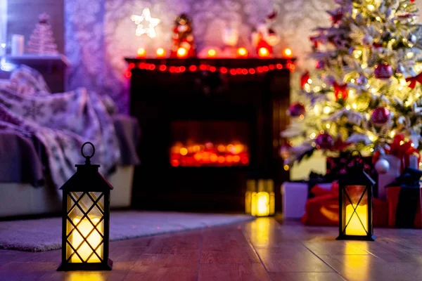 Bellissimo sfondo natalizio con candele accese e camino — Foto Stock