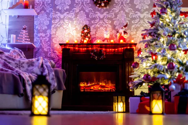 Noche junto a la chimenea en el árbol de Navidad, velas encendidas . — Foto de Stock