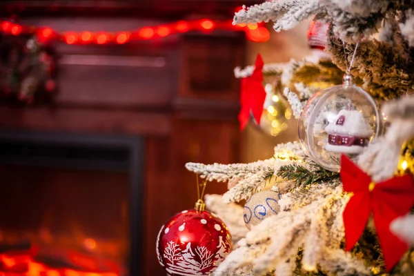 Bulanık, ışıl ışıl ve peri arkaplanda süslenmiş Noel ağacı. — Stok fotoğraf
