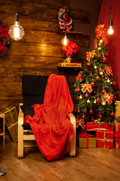 Kuschelige Decke wartet darauf, dass der Weihnachtsmann kommt und seine Geschenke abgibt . — Stockfoto