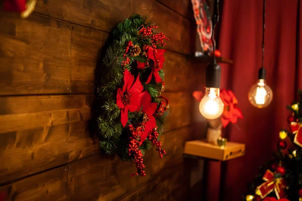 Kerst woonkamer met mooie kerst krans op de muur. — Stockfoto