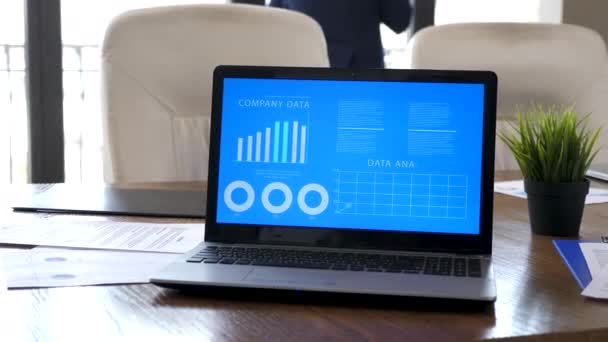 Computer displaying animated data and charts — Stock Video