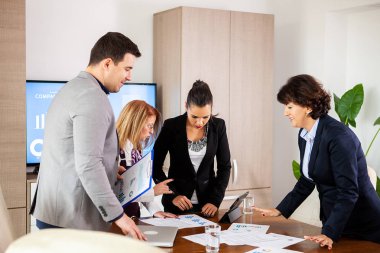 Proje Yöneticisi tebrik iş Müfettiş ofiste başarılı sonuçlar ile.