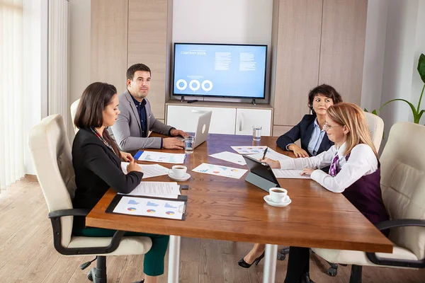 Lluvia de ideas del equipo empresarial profesional durante la reunión de la oficina — Foto de Stock