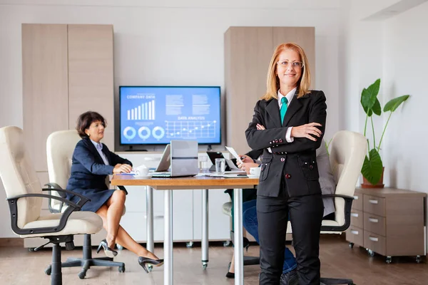 Felice bella bussines donna in sala conferenze . — Foto Stock