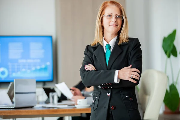Portret van zakenvrouw op haar kantoor — Stockfoto