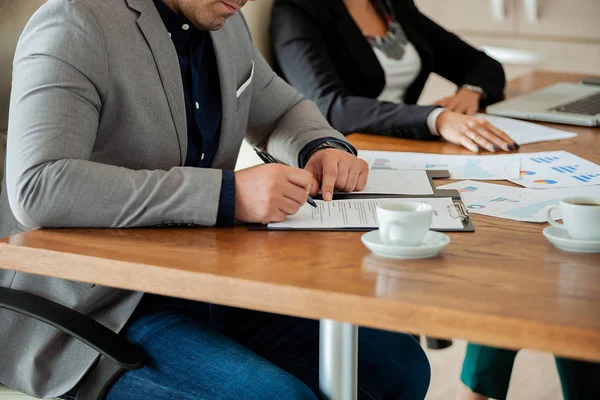 Mano de hombre de negocios firmando un contrato en la sala de reuniones — Foto de Stock