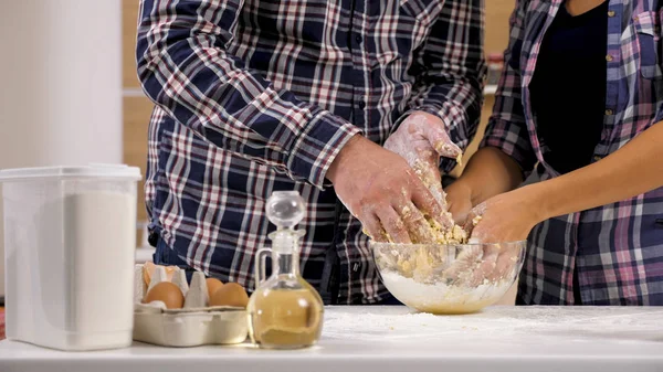 Hermosa pareja joven jugando con harina mientras cocina —  Fotos de Stock